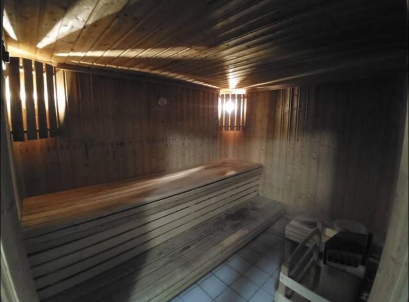 Le Fleuri Ensoleille De Guzet Apartman Ustou Kültér fotó